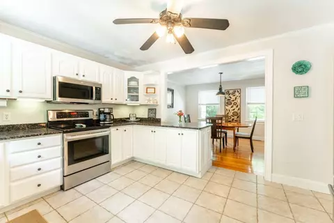 Kitchen - 11 Sylvan Ln, Westerly, RI 02891 photo 5 of 5