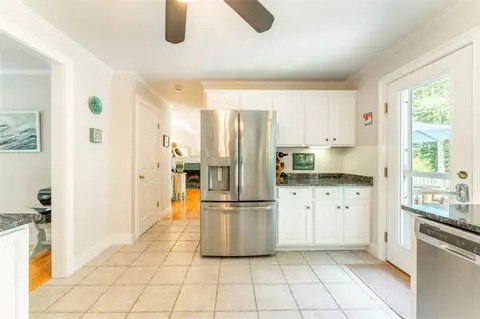 Kitchen - 11 Sylvan Ln, Westerly, RI 02891 photo 3 of 5