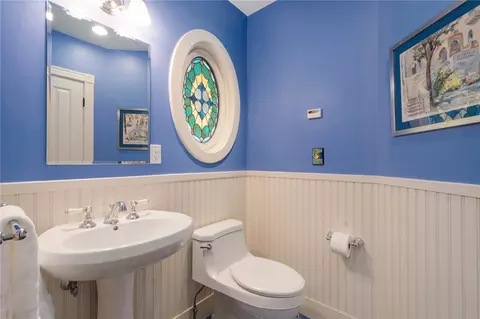 Bath - 19 Ledge Rd, Bristol, RI 02809 photo 2 of 4