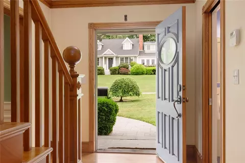 Entry Way - 19 Ledge Rd, Bristol, RI 02809 photo 1 of 3