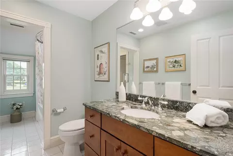 Bath - 19 Ledge Rd, Bristol, RI 02809 photo 3 of 4