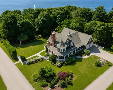 19 Ledge Rd, Bristol, RI 02809