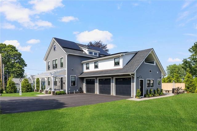 3 Oak St, Middletown, RI 02842