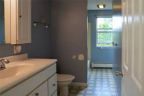 Bath - 10 Scott Ct, Warren, RI 02885 photo 1 of 2