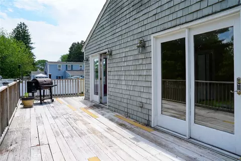Exterior - 10 Scott Ct, Warren, RI 02885 photo 6 of 8