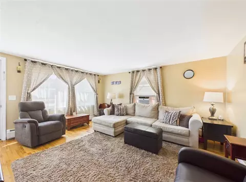 Living - 185 Vineyard Rd, Warwick, RI 02889 photo 1 of 2