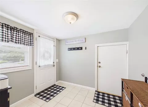 Entry Way - 185 Vineyard Rd, Warwick, RI 02889 photo 2 of 4