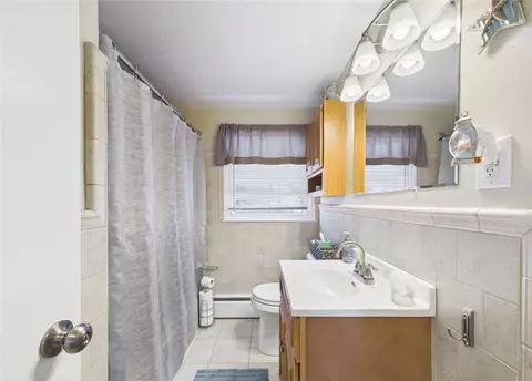 Bath - 185 Vineyard Rd, Warwick, RI 02889 photo 1 of 1
