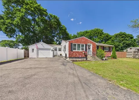 Exterior - 185 Vineyard Rd, Warwick, RI 02889 photo 2 of 4