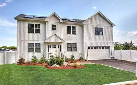 100 Priscilla Dr, Cranston, RI 02921
