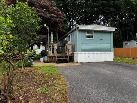 23 Woodridge Dr, Mapleville, RI 02839