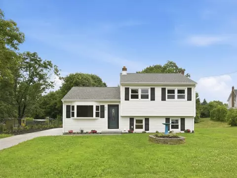 9 Weathervane Way, Bradford, RI 02808