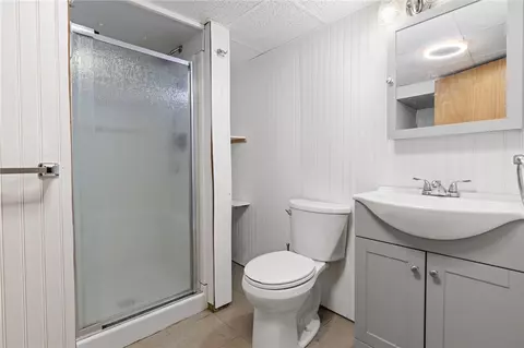 Bath - 142 Adrian St, Warwick, RI 02886 photo 3 of 3