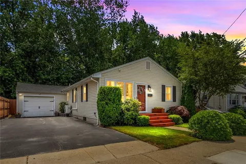 1958 Cranston St, Cranston, RI 02920