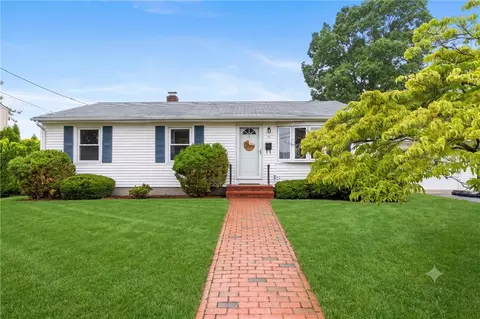 14 Primrose Dr, Riverside, RI 02915