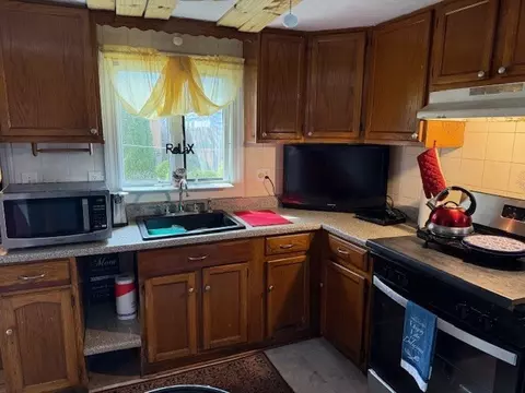 77 Huron St, Warwick, RI 02889 photo 3