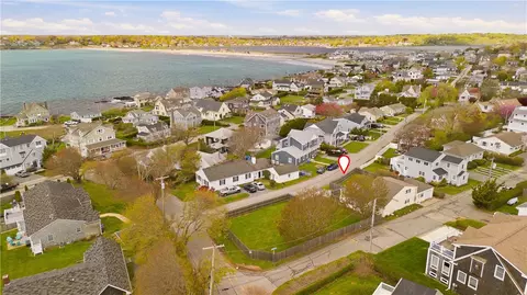 2 Stimpson St, Middletown, RI 02842
