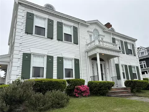 36 Underwood Dr, Pawtucket, RI 02860