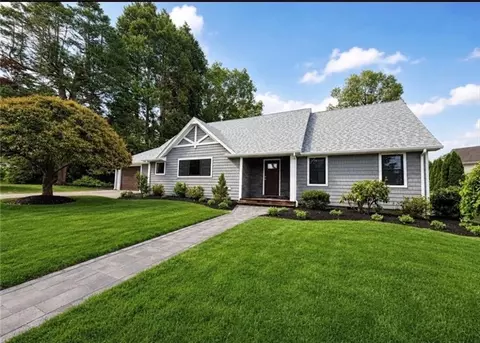 61 Applegate Rd, Cranston, RI 02920