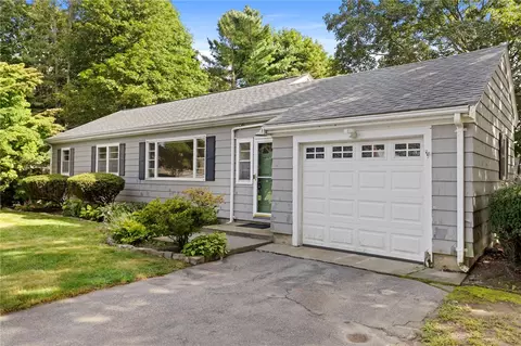 16 Garden St, Portsmouth, RI 02871