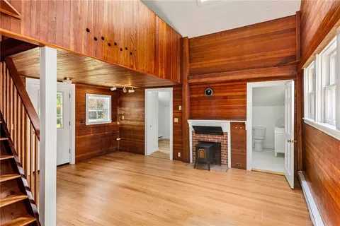 Living - 60 Snell Rd, Little Compton, RI 02837 photo 2 of 5