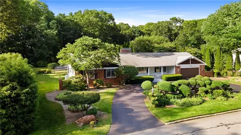 20 Oak Dell Cir, East Greenwich, RI 02818