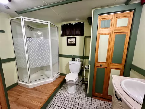 Bath - 426 Arnold Rd, Coventry, RI 02816 photo 3 of 4