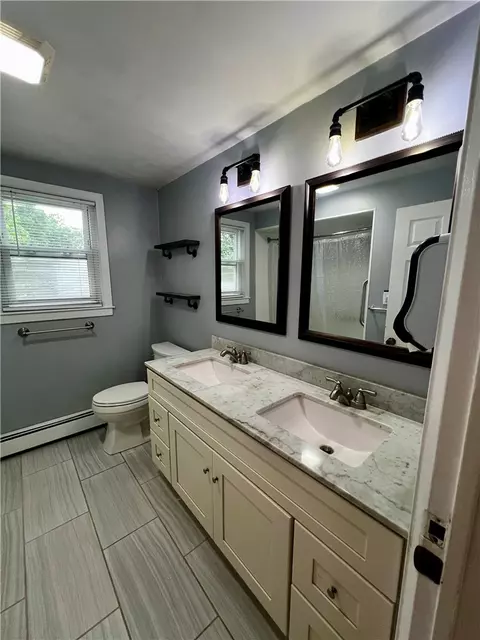 Bath - 426 Arnold Rd, Coventry, RI 02816 photo 2 of 4