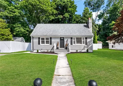 80 Briggs Ln, Tiverton, RI 02878