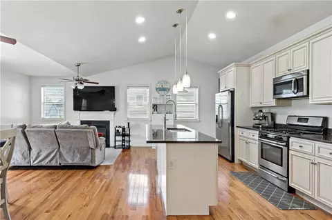 139 Danielle Dr, Woonsocket, RI 02895 photo 3