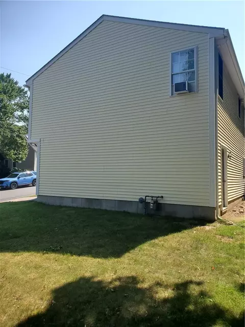 91 Oregon Ave, Woonsocket, RI 02895 photo 4