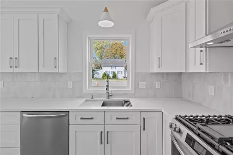 Kitchen - 700 Sandy Ln #9, Warwick, RI 02889 photo 6 of 6