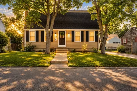 21 Bailey St, Rumford, RI 02916