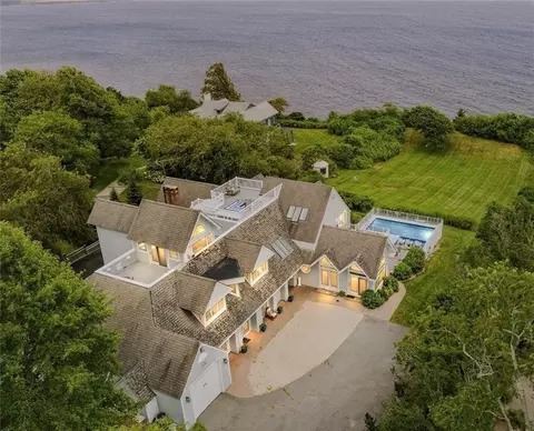 205 Indian Ave, Portsmouth, RI 02871