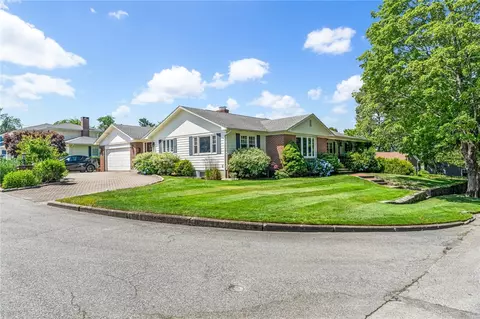 94 Greening Ln, Cranston, RI 02920