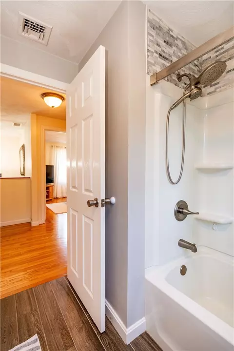 Bath - 3 Glendale Ave, Warwick, RI 02889 photo 2 of 3
