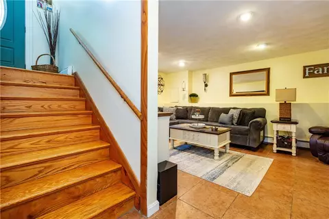 Entry Way - 3 Glendale Ave, Warwick, RI 02889 photo 3 of 7