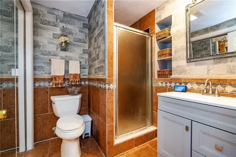 Bath - 3 Glendale Ave, Warwick, RI 02889 photo 3 of 3