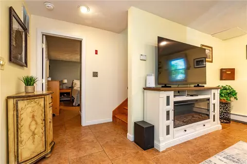 Entry Way - 3 Glendale Ave, Warwick, RI 02889 photo 5 of 7
