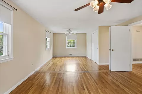 Living - 135 Red Chimney Dr, Warwick, RI 02886 photo 10 of 12