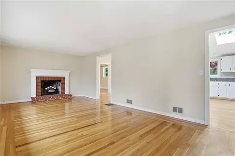 Living - 135 Red Chimney Dr, Warwick, RI 02886 photo 2 of 12