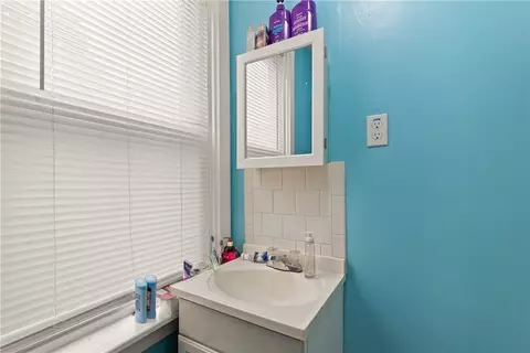 Bath - 25 Davis St, Warren, RI 02885 photo 2 of 2