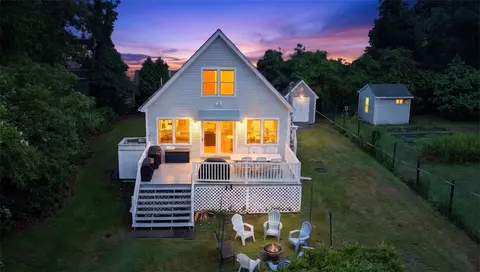 043 Merrill Ln, Portsmouth, RI 02871