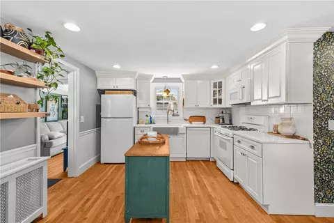 Kitchen - 76 Brewster Dr, Warwick, RI 02889 photo 4 of 5