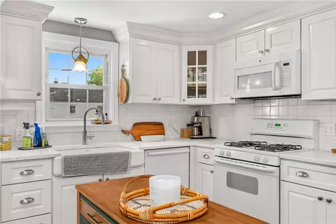 Kitchen - 76 Brewster Dr, Warwick, RI 02889 photo 2 of 5