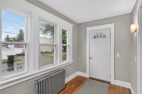 Entry Way - 91 Ash St, Warwick, RI 02888 photo 3 of 8