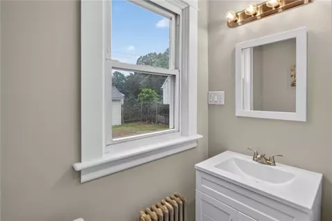 Bath - 91 Ash St, Warwick, RI 02888 photo 2 of 2