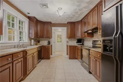 Entry Way - 99 Sunderland Rd, Exeter, RI 02822 photo 1 of 2