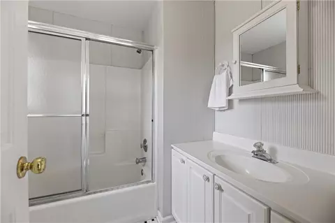 Bath - 8 Upland Rd, Westerly, RI 02891 photo 5 of 6