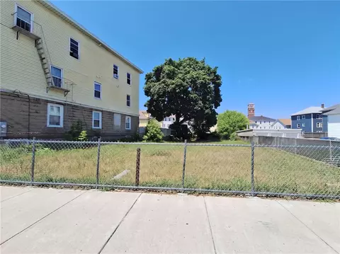 18 Magnolia St, Pawtucket, RI 02860